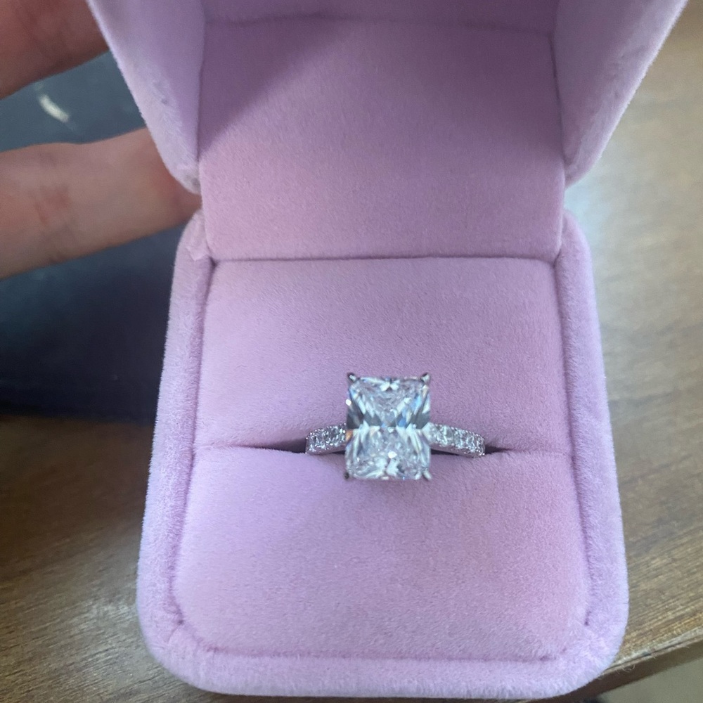 Beautiful engagement ring 💍 in size 5.5. Sparkling and eye catching!